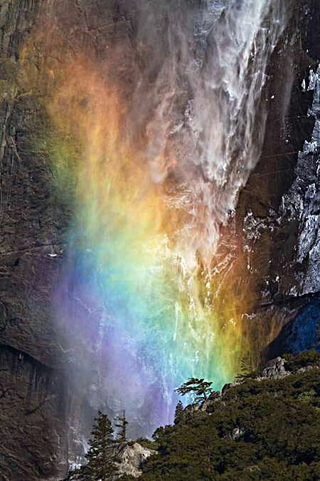 foto van lichtspectrum door een waterval